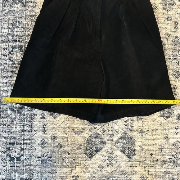VINTAGE | 80’s GLOBAL IDENTITY | HIGH-WAISTED | LEATHER SHORTS | BLACK | SMALL - Picture 10 of 11